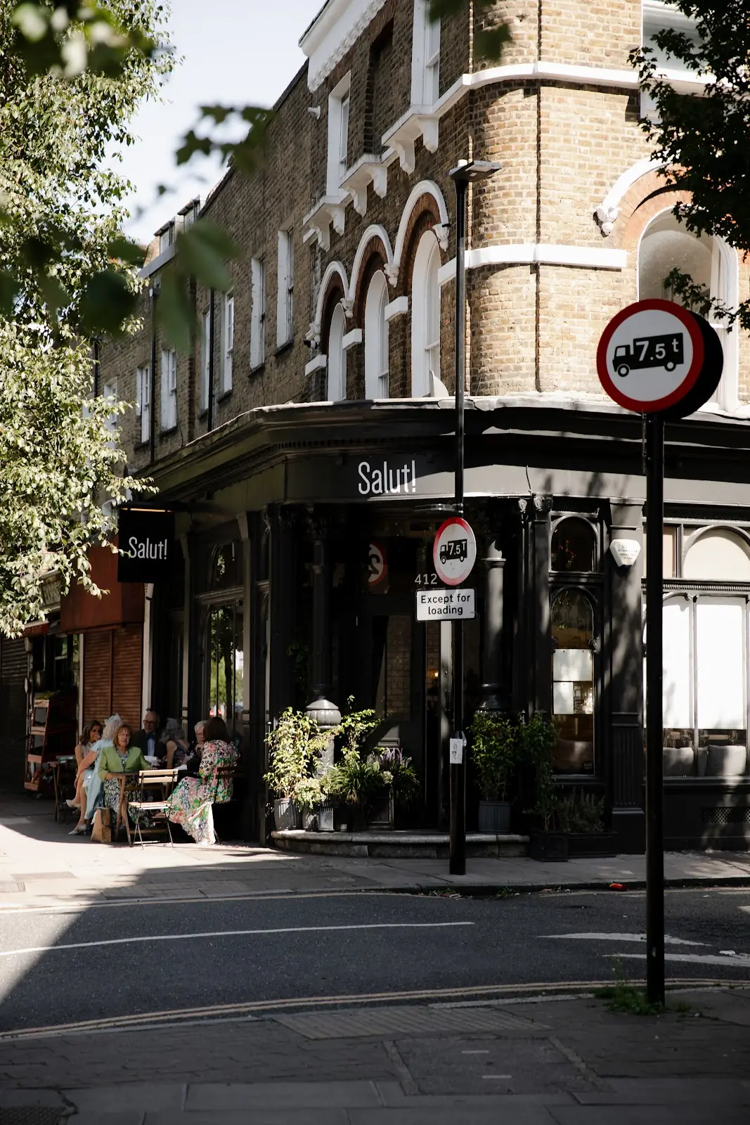 Salut!, Islington